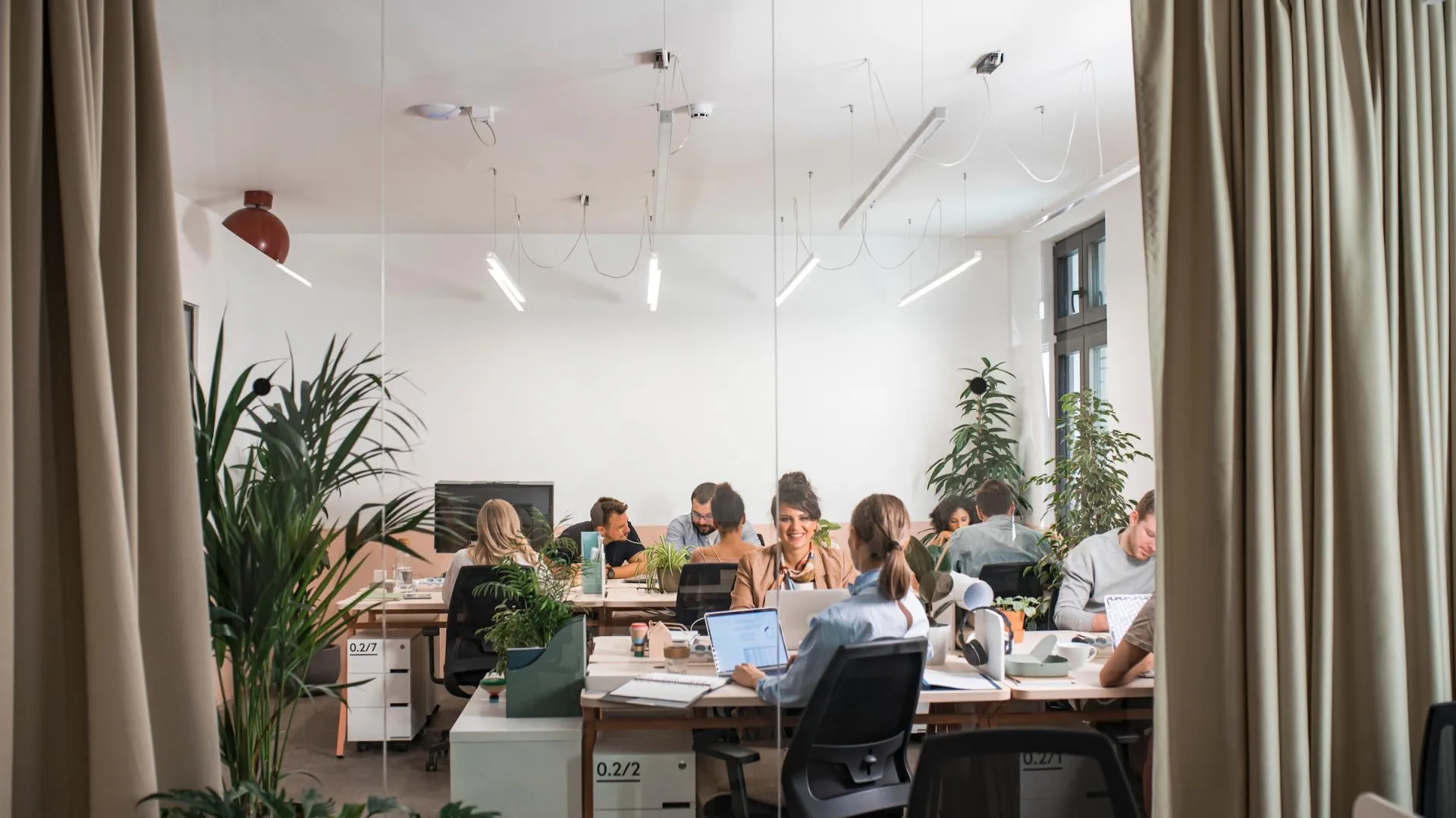 VirtuHub coworking prostor u Beogradu sa radnim stolovima
