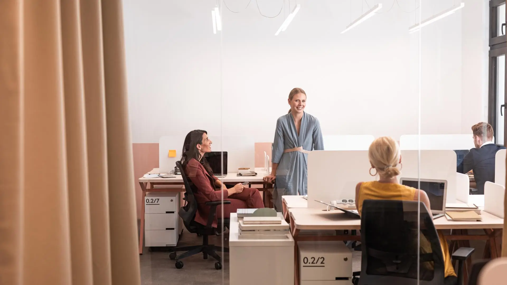 VirtuHub coworking Dorćol — otvoreni radni prostor iza staklene pregrade sa timom u radu